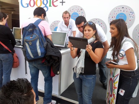 דוכן גוגל פלוס באוניברסיטת בן גוריון בבאר שבע. צילום: יובל בר