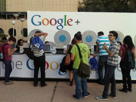 דוכן גוגל פלוס באוניברסיטת תל אביב. צילום: קרן