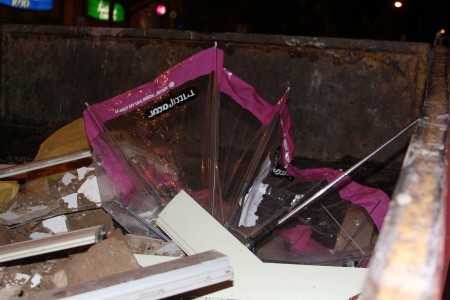 מטריה הרוסה עם לוגו דיזנגוף סנטר. צילום: עידו קינן