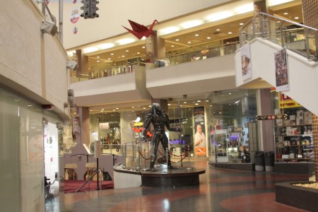 פסל סטימפאנק בדיזנגוף סנטר. צילום: עידו קינן