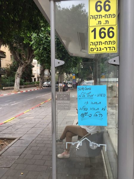 שלט פיראטי שהציב תומר שלוש על שינויים בתחבורה הציבורית בזמן מפגע "מירוץ לילה" של עיריית תל אביב. תמונה: תומר שלוש
